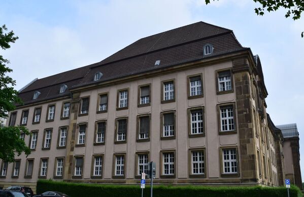 Seitenansicht Gerichtsgebäude Hohenzollernstraße