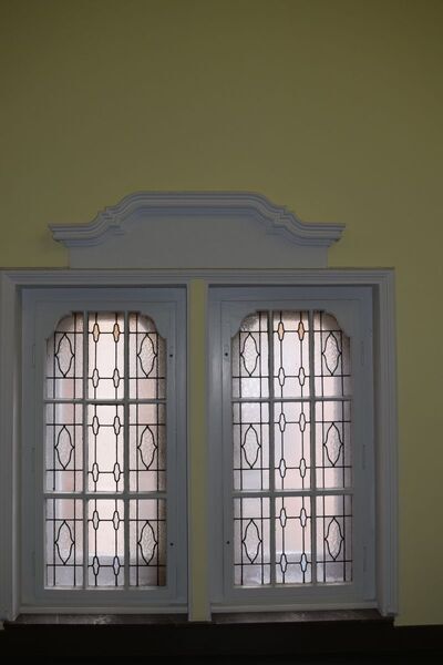 Historisches Fenster im Treppenhaus des Gerichtsgebäudes_9