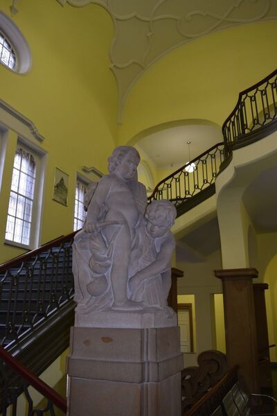 Skulptur im Treppenhaus vor dem Schwurgerichtssaal