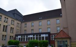 Innenhof mit Blick auf Kantine Innenhof mit Blick auf Kantine